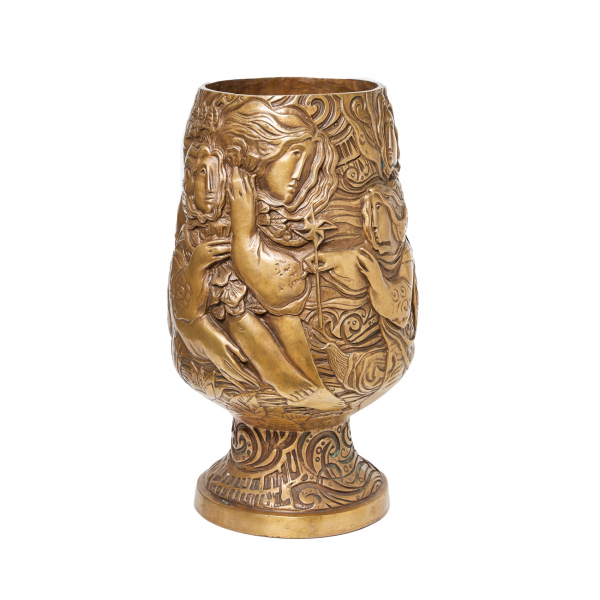 Alvar Suñol Muñoz-Ramos (Montgat, Barcelona, 1935)  Cuatro elementos de la naturaleza.  Copa ornamental en bronce dorado con decoración de figuras en relieve.