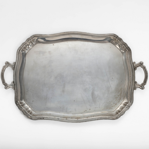 Importante bandeja de dos asas en plata española y punzonada del siglo XX.