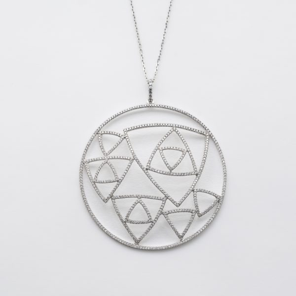 Cadena y colgante diseño circular con calado interior formado por figuras triangulares de diamantes talla brillante en diversas medidas, 6,9 x 5,8 gr.