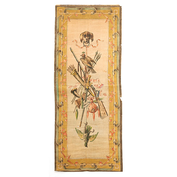 Tapiz pintado representando naturaleza muerta, caza y greca alrededor en tonos verdes y rosas. Estilo Luis XVI. Francia.