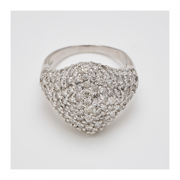 Sortija en oro blanco cuajado de diamantes talla brillante engastados en garras.