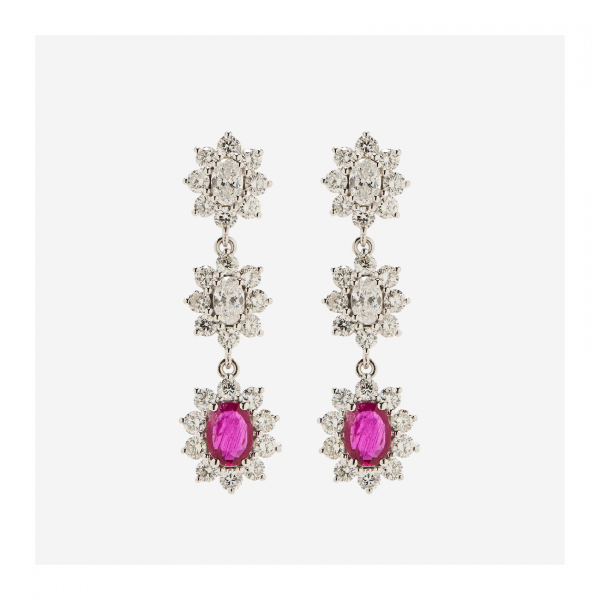 Pendientes largos con tres rosetones de diamantes tallas oval y brillante, el último con rubí central de Myanmar (Burma) talla oval.