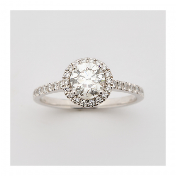 Sortija rosetón en oro blanco con diamantes talla brillante engastados en garras. Peso diamante central: 1 ct.