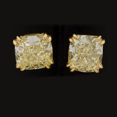 Extraordinarios pendientes de oro amarillo de 18 K. con diamantes fancy yellow talla cojín modificada, de 3,04 cts.