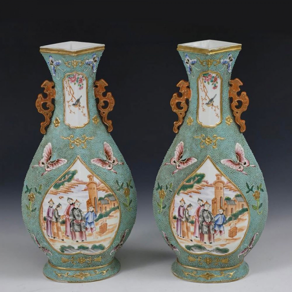 Pareja de jarrones chinos en porcelana esmaltada del siglo XVIII época Qianlong.