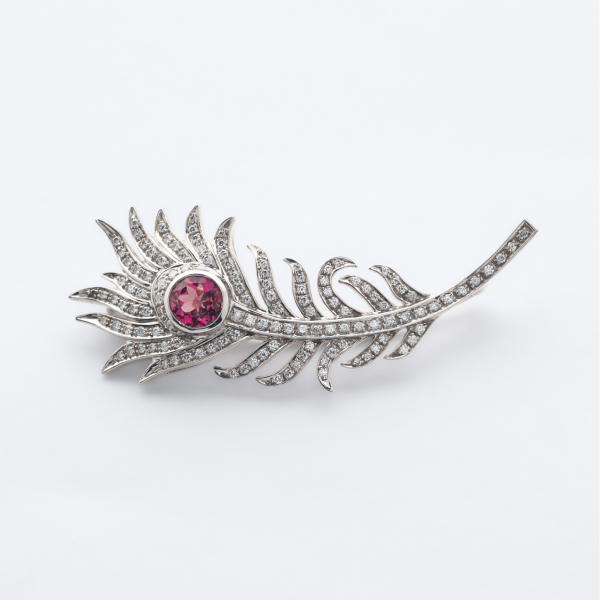 CARRERA Y CARRERA. Broche dise&ntilde;o pluma de pavo real en oro blanco con pav&eacute; de diamantes talla brillante y turmalina 