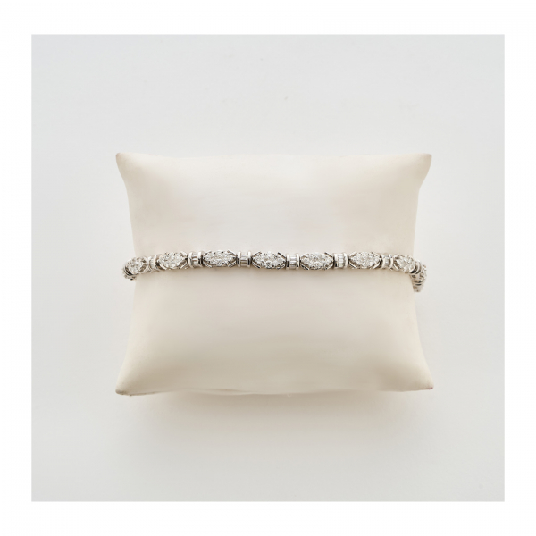 Pulsera en oro blanco con motivos ojivales de diamantes talla brillante y semicírculo de diamantes talla baguette alternados.
