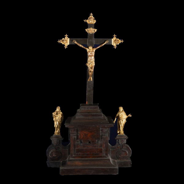 ESCUELA RENACENTISTA DEL ESCORIAL DEL SIGLO XVI - Espectacular Calvario en ébano y bronce dorado con "Cristo Vestido" del vaciado de Miguel Ángel Buonarroti, siglo XVI.
