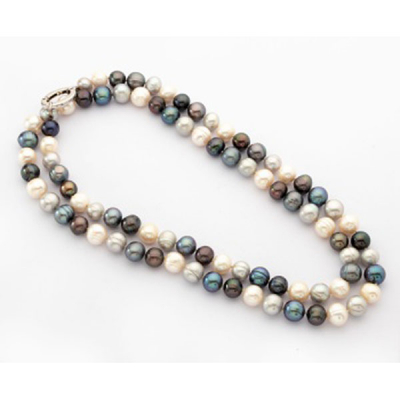 Collar largo de perlas australianas y perlas tahití de 9 mm., con cierre en oro blanco.