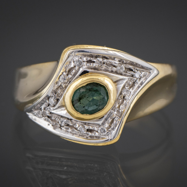 Anillo en oro amarillo de 18 kt con brillantes y esmeraldas.