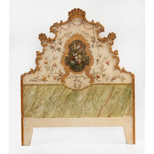 Cabecero en madera tallada, pintada y dorada con decoración vegetal Estilo Luis XV.  S. XX