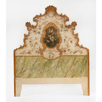 Cabecero en madera tallada, pintada y dorada con decoración vegetal Estilo Luis XV.  S. XX
