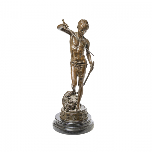 Después de Marius Jean Antonin Mercier (Francia, 1845-1916) David y Goliat tras la batalla. Escultura en bronce patinado sobre peana en mármol.