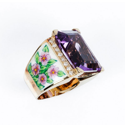 Gran sortija de alta joyería en sólida montura de oro amarillo 18 K, con amatista talla esmeralda y flores esmaltadas