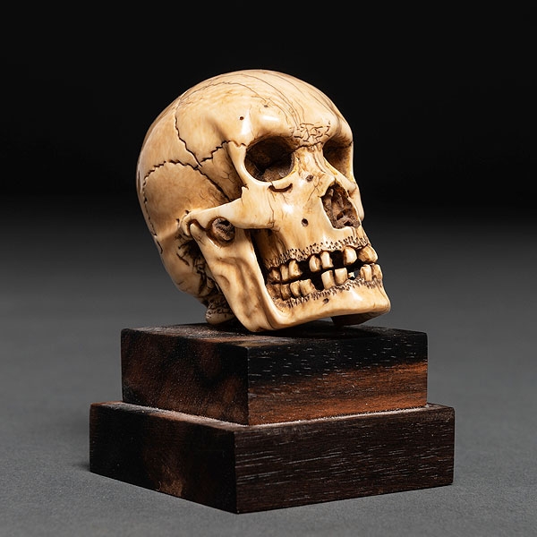 Cráneo realizado en marfil tallado. Siglo XX. 