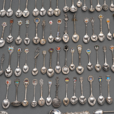 Colección de 172 cucharillas en plata española y puznonada decoradas con escudos de ciudades.