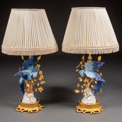 Pareja de lámparas de mesa en porcelana &quot;Mangani &quot; y bronce dorado del siglo XX.