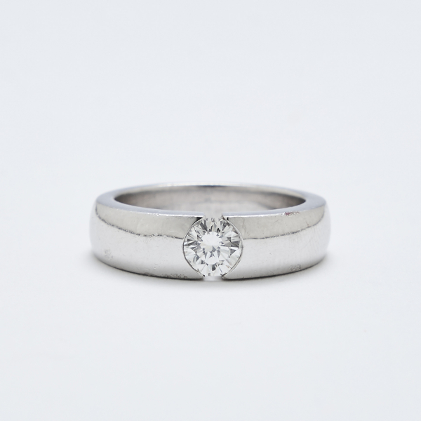 Sortija solitario en oro blanco con diamante talla brillante engastado en chatón. Peso diamante: 0,64 ct. aprox.