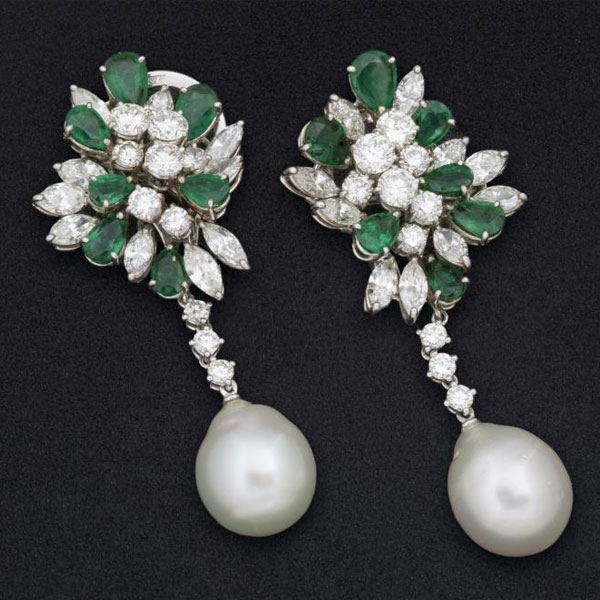 Extraordinarios pendientes de oro blanco de 18 K., esmeraldas y perlas. Cierre omega.