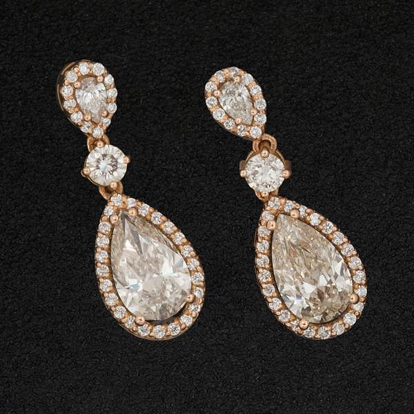 Magníficos pendientes de oro rosa de 18 K. con diamantes talla pera y brillantes 