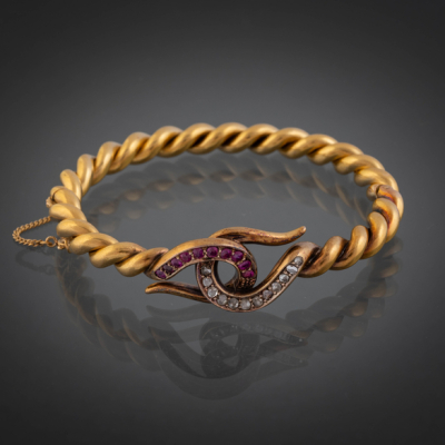 Antigua pulsera de nudo sogueado en oro amarillo de 18kt con brillantes talla antigua y rub&iacute;s.