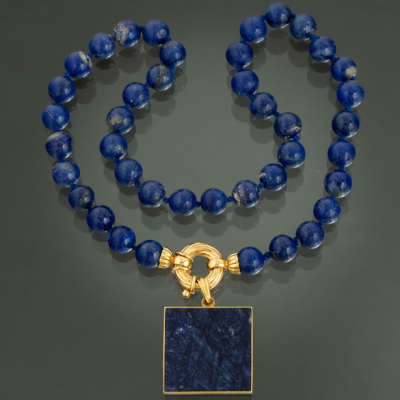 Collar de bolas de piedra lapislázuli con colgante en oro amarillo de 18kt.
