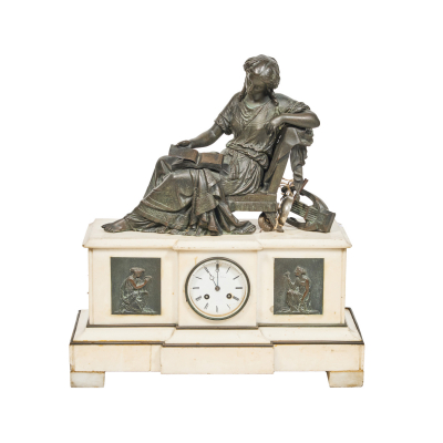 Reloj de sobremesa francés estilo imperio en bronce patinado y mármol blanco, s.XIX.