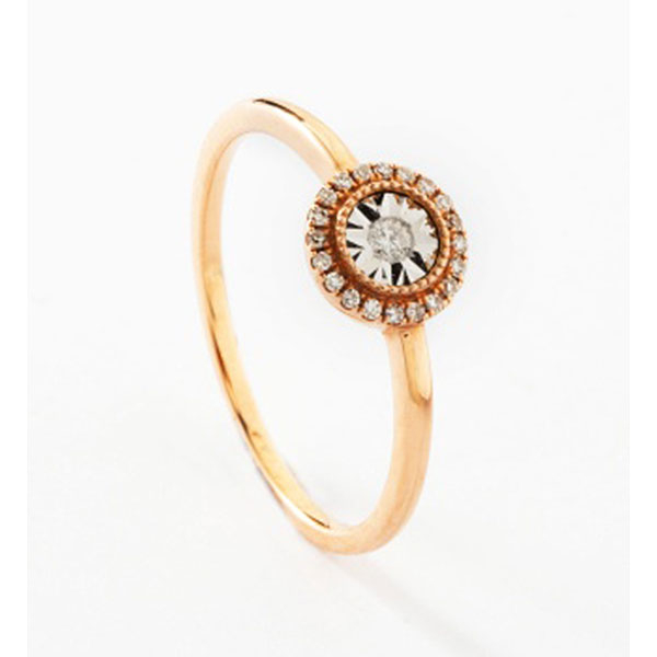 Sortija en oro amarillo con diamante talla brillante central con orla de diamantes talla brillante