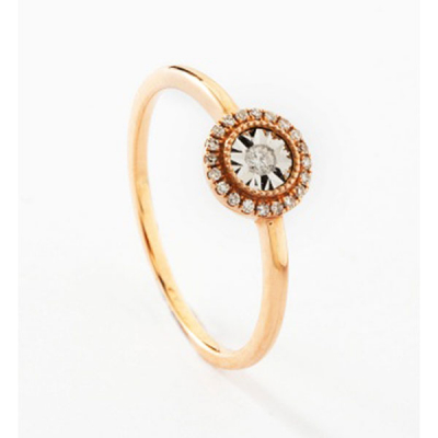 Sortija en oro amarillo con diamante talla brillante central con orla de diamantes talla brillante