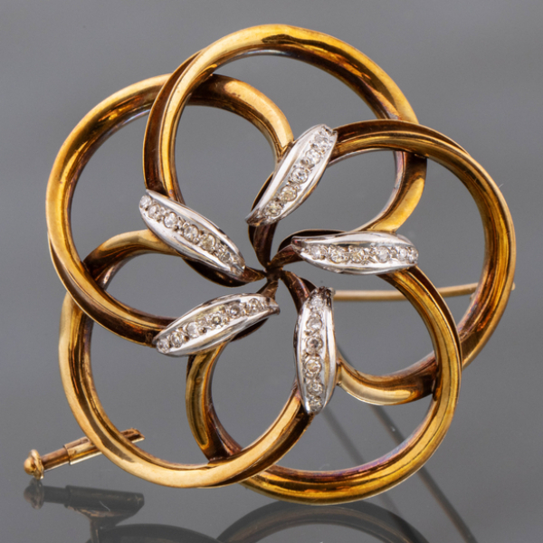 Broche polilobulado en oro amarillo y oro blanco de 18kt. con brillantes.