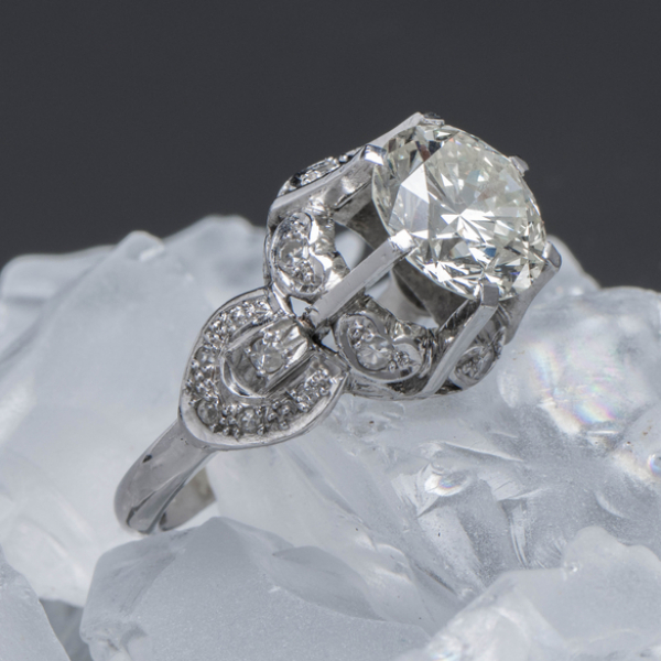 Anillo Solitario en oro blanco de 18kt con diamante talla brillante.