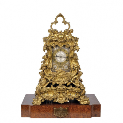 Importante reloj de sobremesa Santiago James Moore, circa 1840, regalo de boda de la Reina Victoria a Isabel II. En bronce dorado al mercurio.