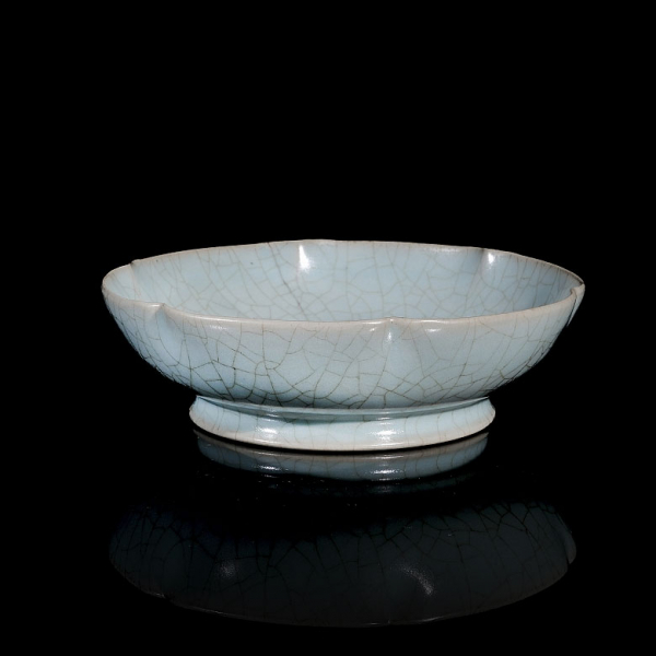 Plato de cerámica lobulada con esmalte celadón, horno Ru, dinastía Song. 