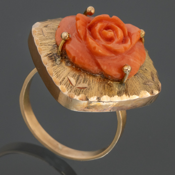 Anillo en oro amarillo de 18kt y flor en coral rojo tallado.