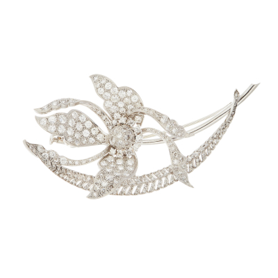 Broche diseño floral en oro blanco con diamantes talla brillante engastados en garras y pavé.