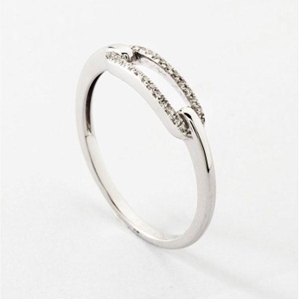 Sortija en oro blanco con eslabón central de diamantes talla brillante con peso total de 0,08 cts. aprox.