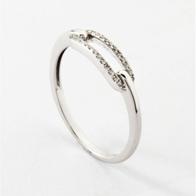 Sortija en oro blanco con eslabón central de diamantes talla brillante con peso total de 0,08 cts. aprox.