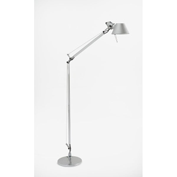 Lámpara de pie articulada y regulable modelo &quot;Tolomeo&quot; de la marca Artemide en aluminio cromado.   Época: S. XX 