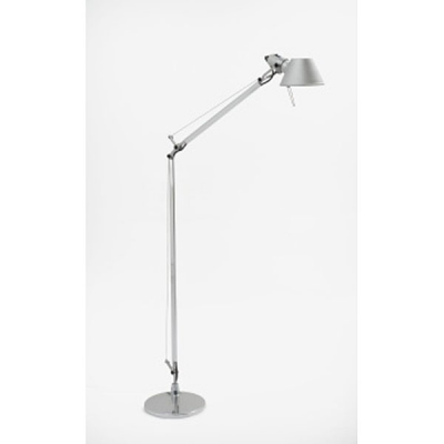 Lámpara de pie articulada y regulable modelo &quot;Tolomeo&quot; de la marca Artemide en aluminio cromado.   Época: S. XX 