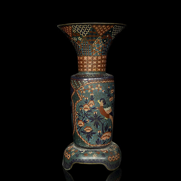 Jarrón japonés de bronce cloisonné. Japón, finales del período Meiji (1867 - 1912) o posterior.