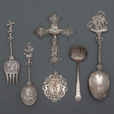 Conjunto de dos cucharas, tenedor, Cristo en la cruz, medallón del niño jesús y cuchara para servir en plata. 