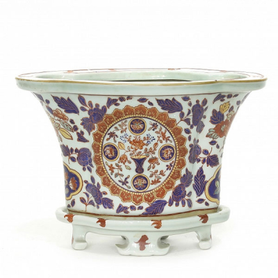 Maceta de porcelana, con diseños florales esmaltados sobre vidriado. 