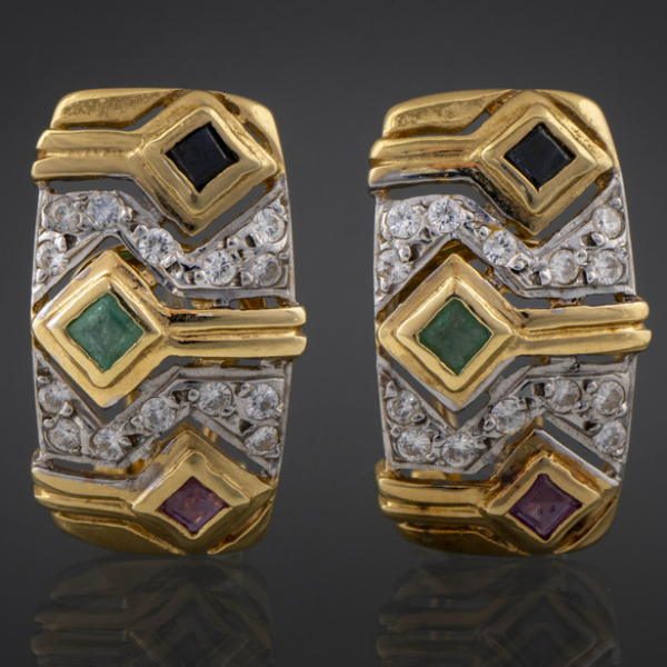 Pareja de pendientes en oro amarillo de 18kt con rubíes, esmeraldas, zafiros y brillantes.