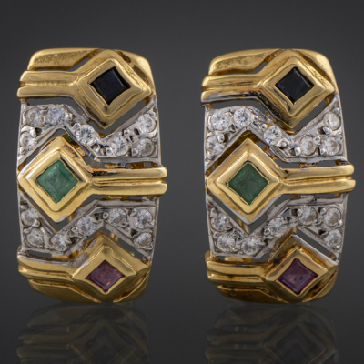 Pareja de pendientes en oro amarillo de 18kt con rubíes, esmeraldas, zafiros y brillantes.