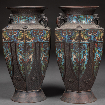 Pareja de jarrones en forma poligonal en bronce y esmalte cloisonne de finales del siglo XIX-XX