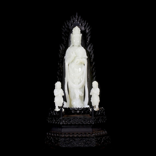 Figura de jade blanco de Hetian "Guanyin con ni&ntilde;os", dinast&iacute;a Qing.