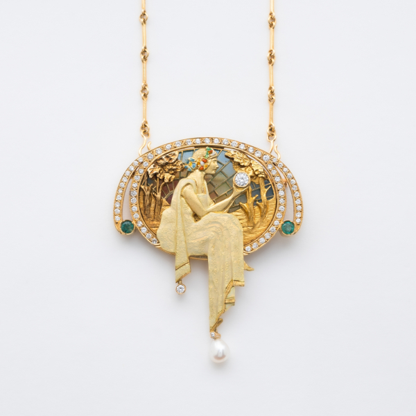 Broche-Gargantilla estilo Art Nouveau en oro mate y brillo con esmeraldas y diamante, que representa una figura femenina con esmalte plique-à-jour 