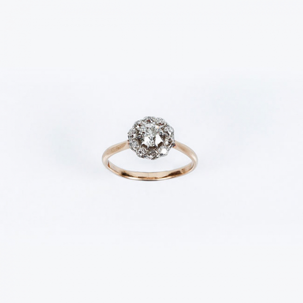 Sortija vintage en oro rosa 18 K con motivo en rosetón de limpios y blancos diamantes, talla brillante antigua 