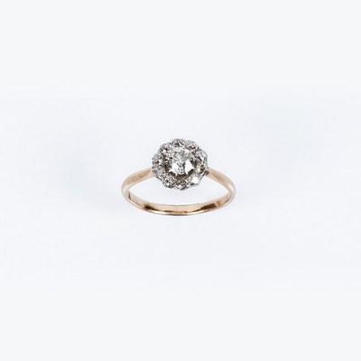 Sortija vintage en oro rosa 18 K con motivo en rosetón de limpios y blancos diamantes, talla brillante antigua 