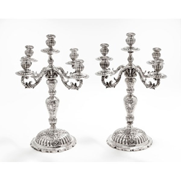 Pareja de candelabros en plata de 5 brazos Estilo Luis XV. Marcas de platero.  S. XX